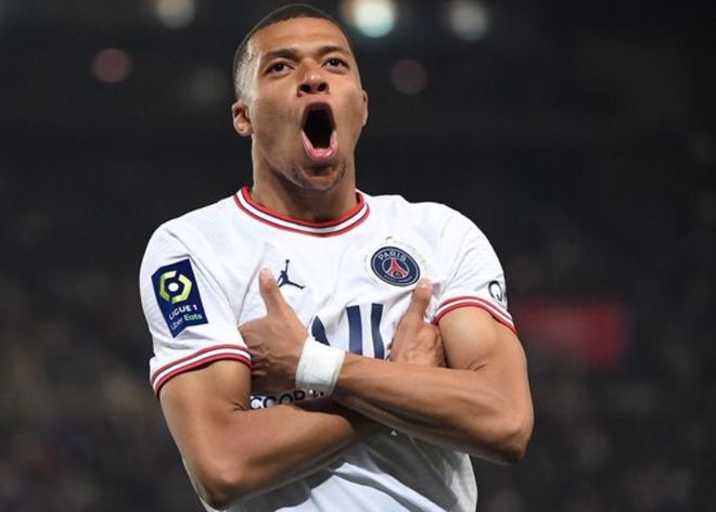 随着曼联1-1遭绝平，英超最新积分榜出炉：阿森纳一枝独秀（曼联1-1被读秒扳平，英超积分榜更新：阿森纳高居榜首）