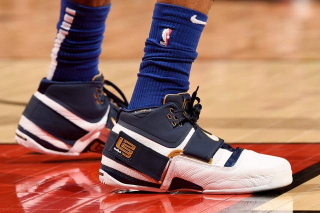 FC26美丽足球：维蒂尼亚、德容领衔，金外脚背夸雷斯马在列（FC26华丽足球：德容、维蒂尼亚领衔，外脚背大师夸雷斯马入选）