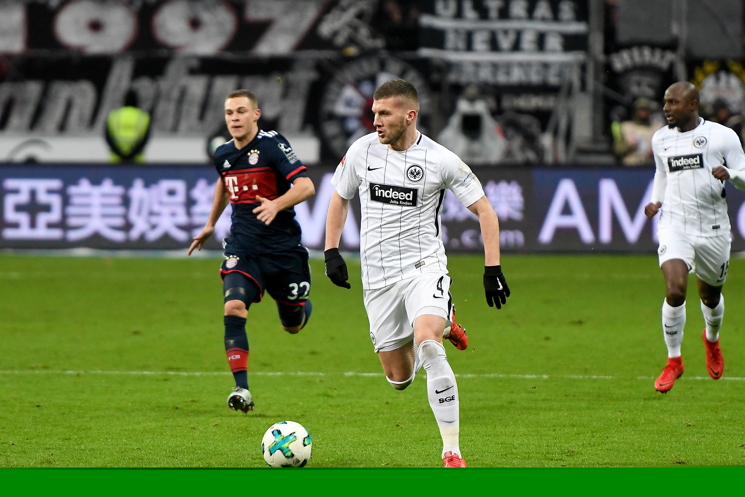 他是全场最耀眼的那个人（全场焦点尽在他一人）