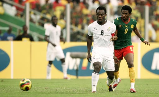 江苏节日！苏超决赛赛前南通队球迷场外集结为球队助威（江苏沸腾！苏超决赛前南通球迷场外集结为球队呐喊助威）