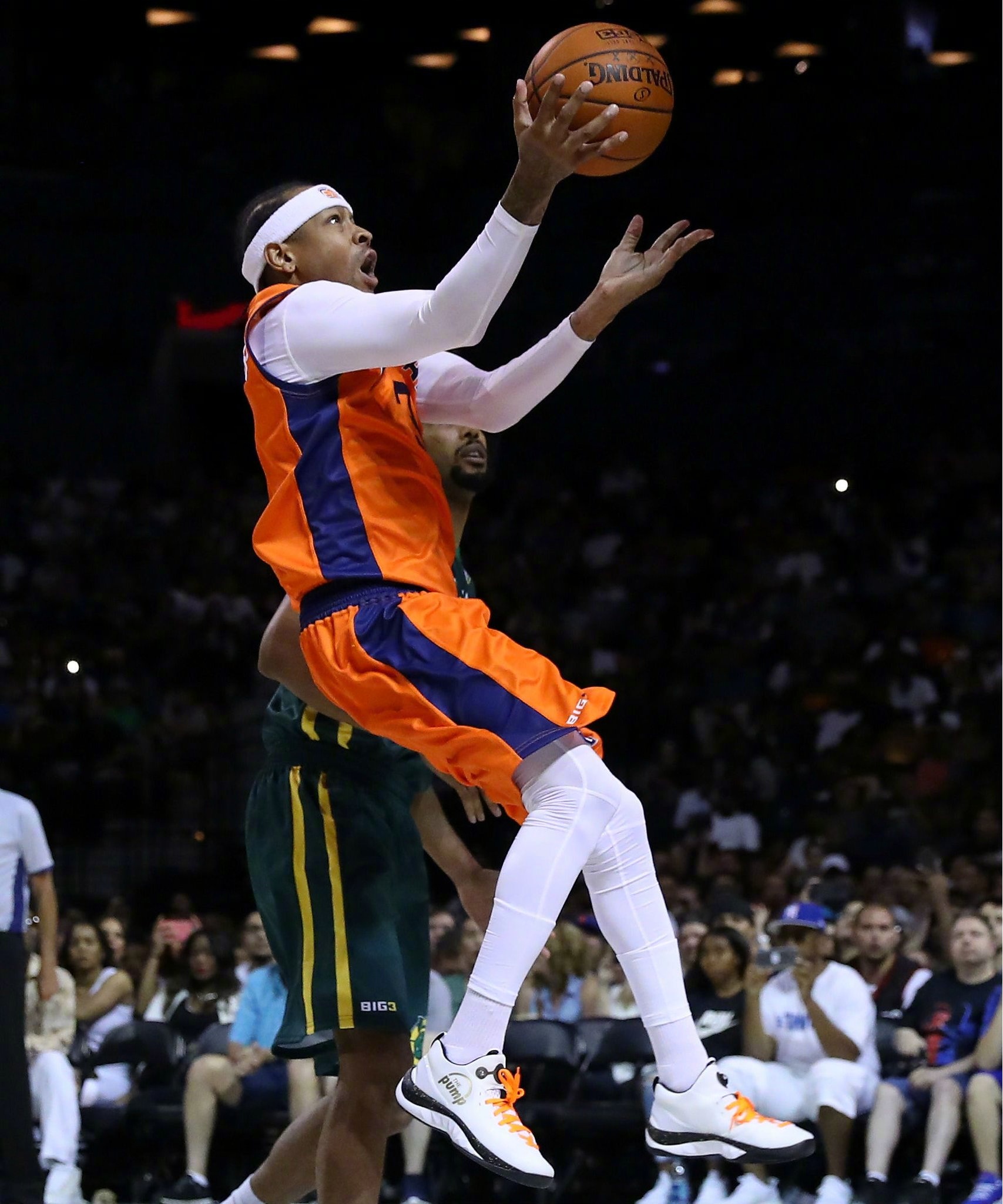 前锋关键射门锁定胜局（前锋致胜一击锁定胜利）