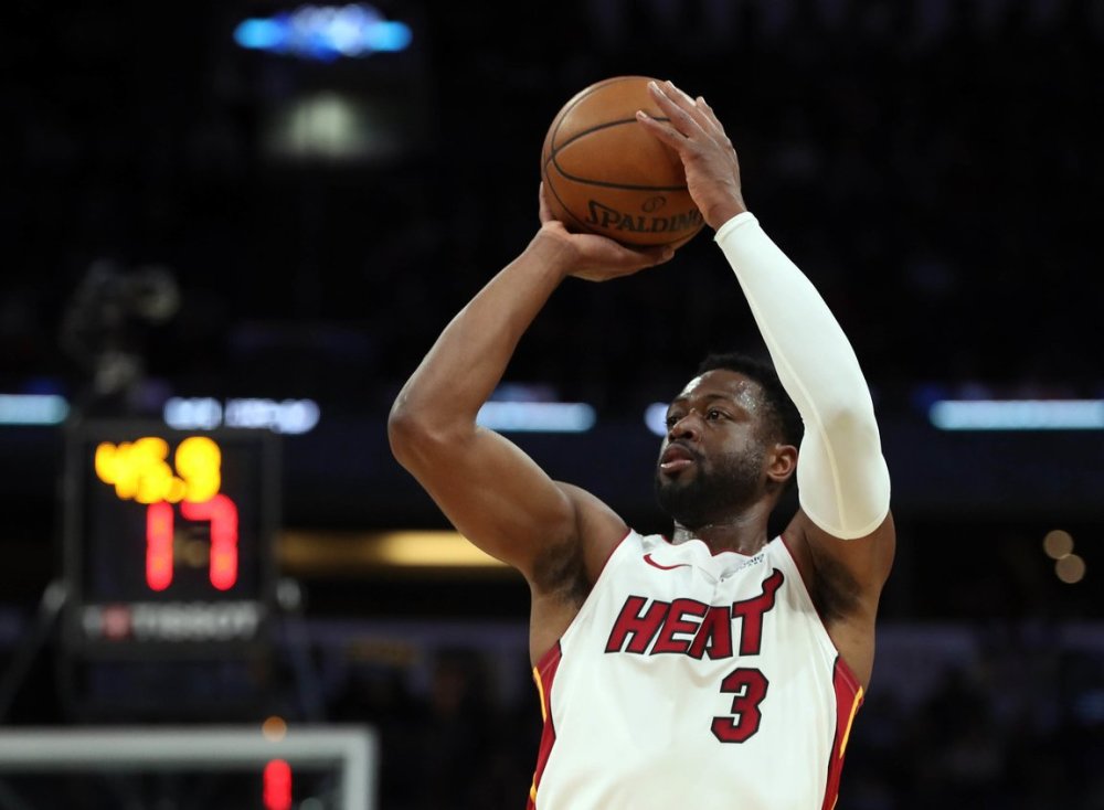 这雪有点大，欧冠赛前一名挪威记者在博德闪耀的球场边线处滑雪（欧冠赛前大雪纷飞，挪威记者在博德闪耀球场边线滑雪）