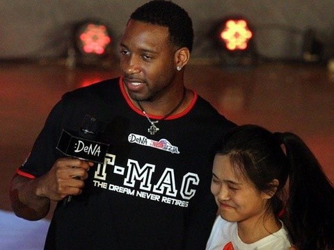 足球国足球迷自发制作横幅，为球队打气（国足球迷自发制作横幅为球队加油）