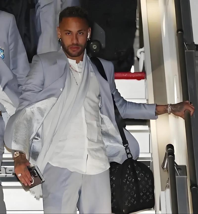 记者：伊萨克已回归纽卡训练，本周他将与俱乐部讨论未来（记者：伊萨克重返纽卡训练，本周将与俱乐部商讨未来规划）